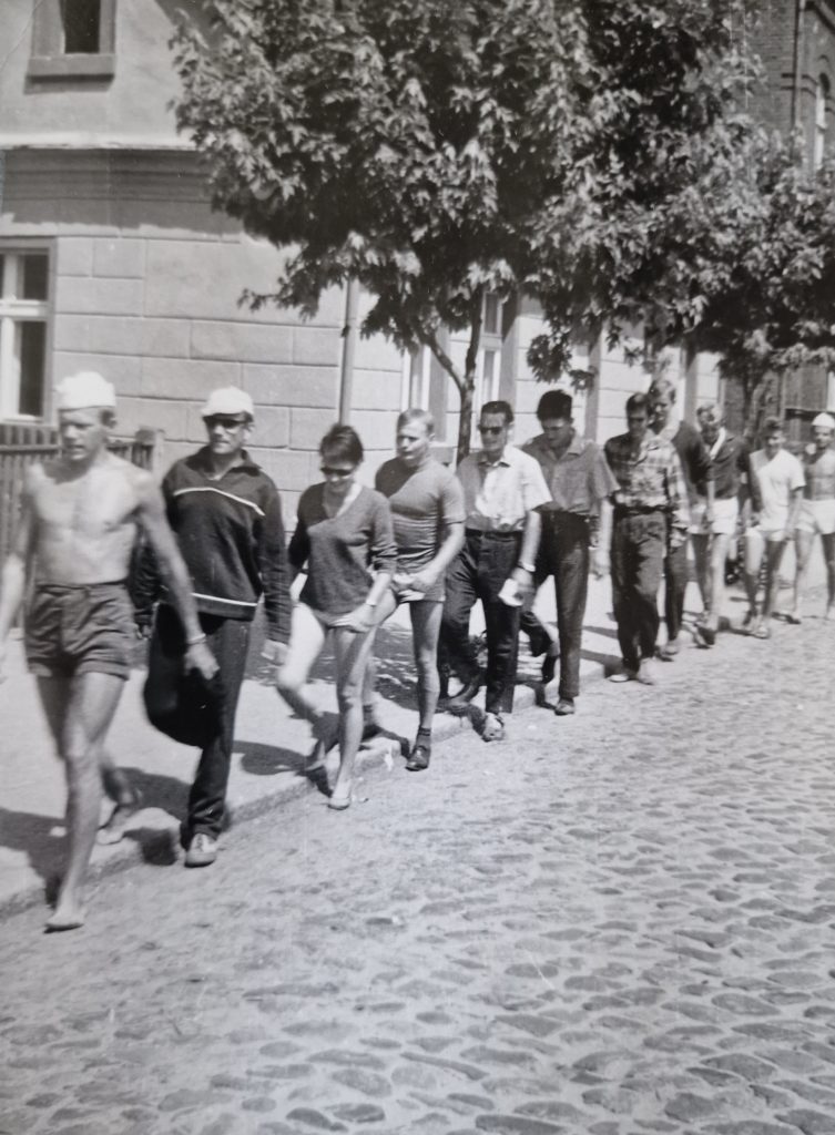 fotografia, grupa spacerujących studentów w letnich strojach