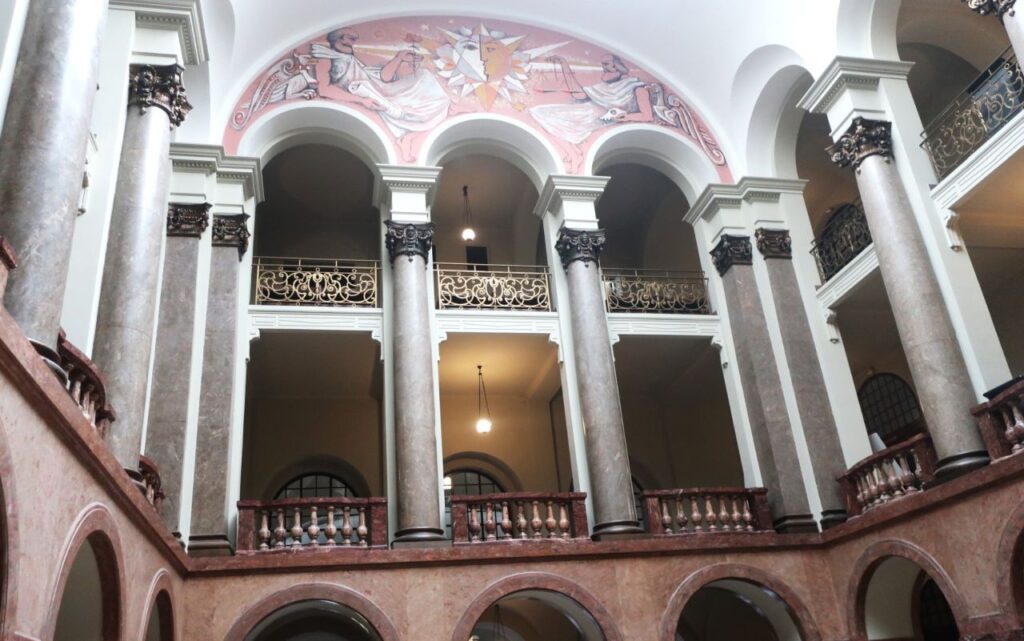 dziedziniec wewnętrzny Collegium Maius UAM, widok na malowidło naścienne